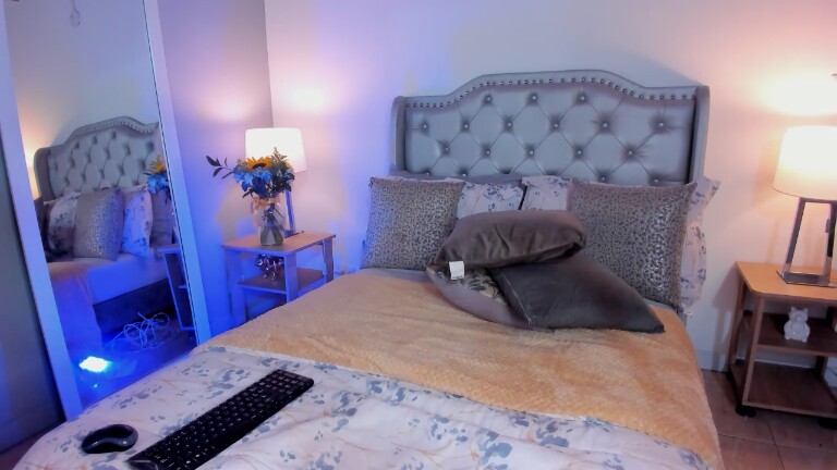 NiaMoon's Streamate show and profile