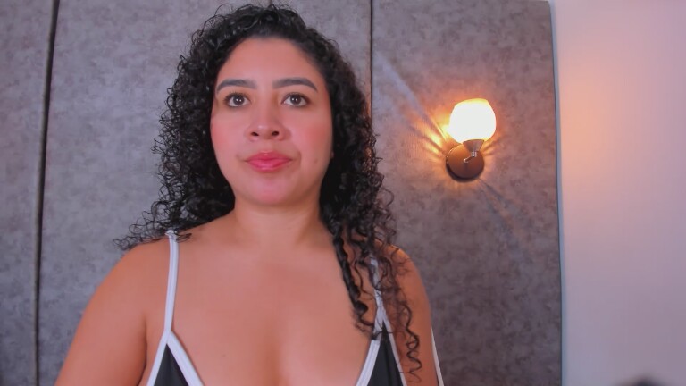 Tharaa24's Streamate show and profile