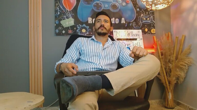 ReikoSmith's Streamate show and profile