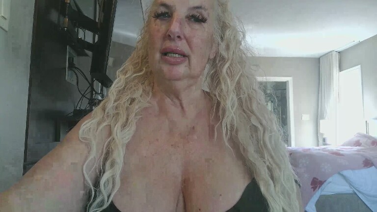 StephanieMatureBusty's Streamate show and profile